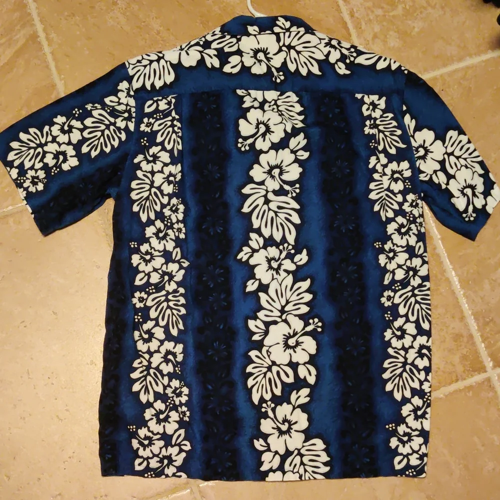 Hibiscus Hawaiian shirt - Picture 3 of 3